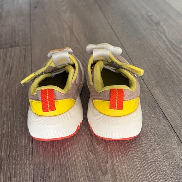 Adidas x Disney collab - Winnie the Pooh and Tigger - Picture 3 of 5